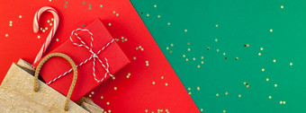 新一年圣诞节礼物准备Diy平躺前视图圣诞节假期庆祝活动手工<strong>制作</strong>的礼物盒子红色的绿色纸背景<strong>模板</strong>模型为问候卡长宽横幅