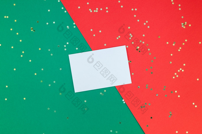 有创意的新一年圣诞节问候信模型平躺前视图圣诞节假期庆祝活动信封红色的绿色纸背景模板模拟问候卡你的文本设计