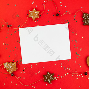 有创意的新一年圣诞节问候信模型平躺前视图圣诞节假期庆祝活动信封红色的纸背景金闪闪发光的广场模板模拟问候卡文本
