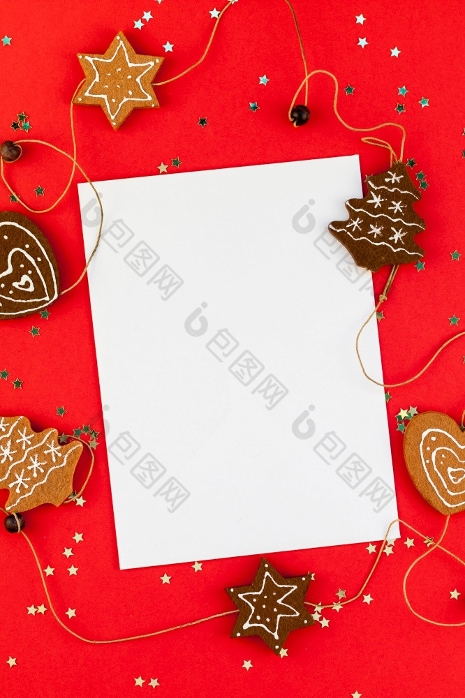 有创意的新一年圣诞节问候信模型平躺前视图圣诞节假期庆祝活动信封红色的纸背景金闪闪发光的模板模拟问候卡文本设计