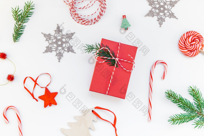 新一年圣诞节圣诞节假期庆祝活动模式红色的现在礼物盒子绿色冷杉树分支Diy雪花装饰复制空间孤立的白色背景最小的风格模板问候卡