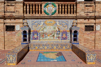 平铺的石缝西班牙语省沿着的墙广场西班牙塞维利亚西班牙加的斯地区关闭画陶瓷点缀代表城市与板凳上和地图设计为世博会