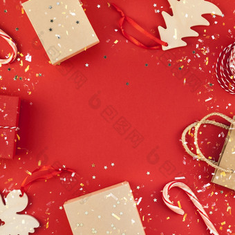 新一年圣诞节礼物丝带平躺前视图圣诞节假期庆祝活动手工<strong>制作</strong>的礼物盒子红色的纸金闪光背景Copyspace广场<strong>模板</strong>模型问候卡文本设计