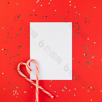 有<strong>创意</strong>的新一年圣诞节问候信模型平躺前视图圣诞节假期庆祝活动<strong>信封</strong>红色的纸背景金闪闪发光的广场模板模拟问候卡文本
