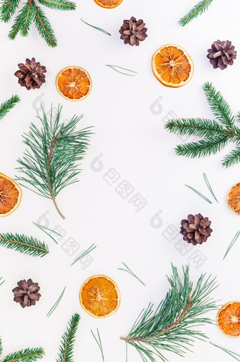新一年圣诞节模式平躺前视图圣诞节假期手工制作的工艺品纹理与冷杉树松分支机构视锥细胞干橙子白色背景复制空间模板为问候卡文本设计