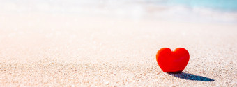 情人节一天概念浪漫的爱象征红色的心的沙子海滩与复制空间<strong>模板</strong>为鼓舞人心的<strong>作文</strong>和报价明信片