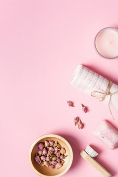 水疗中心美化妆品和身体哪治疗概念与复制空间有创意的前视图平躺作文与浴配件有机Diy玫瑰肥皂和干花碗粉红色的背景