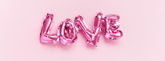 情人节一天有创意的概念充气粉红色的光滑的箔气球形状的词爱粉红色的背景前视图平躺与复制空间假期庆祝活动婚礼未婚女子聚会，派对装饰