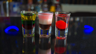 三个小玻璃眼镜与龙舌兰酒反映的表格酒吧与无重点背景三个小玻璃眼镜与龙舌兰酒反映的表格酒吧