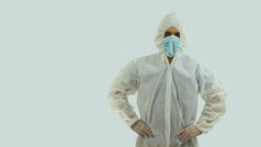 前面视图医生与蓝色的面具和bioprotective西装与手腰白色背景