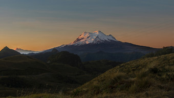 全景视图的antisana火山日出从的帕帕利亚塔高地的厄瓜多尔安第斯山脉全景视图的antisana火山日出从的帕帕利亚塔高地
