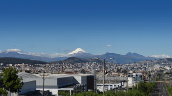 全景视图的北的城市基多(Quito)与的科托帕西火山帕索乔亚火山的背景在<strong>清晰</strong>的早....与蓝色的天空全景视图的北部区域的城市基多(Quito)与的科托帕希火山的背景在<strong>清晰</strong>的早....