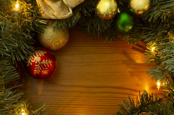 框架形成绿色圣诞节树分支机构黄色的灯金和红色的光灯泡木表格框架使圣诞节树分支机构黄色的灯金和红色的光灯泡木表格