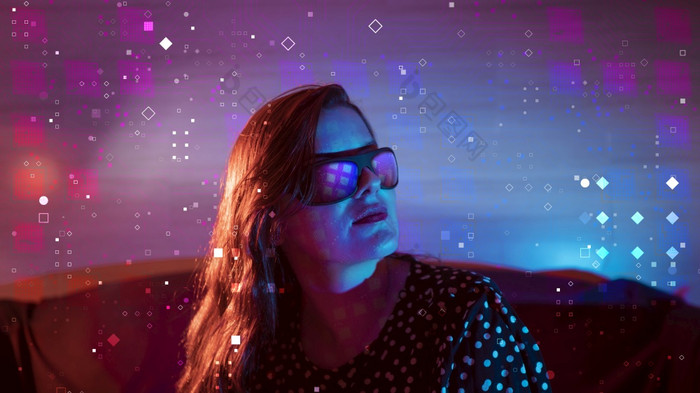 肖像美丽的拉美裔女人与黑色的眼镜那反映电路虚拟环境与蓝色的和红色的照明对技术背景微芯片肖像拉美裔女人与眼镜反映电路与蓝色的和红色的照明对技术背景微芯片