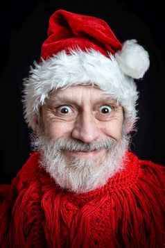 肖像成人男人。与白色胡子伪装圣诞老人老人为的圣诞节假期