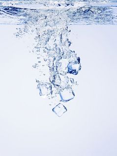冰多维数据集下降清晰的水与泡沫