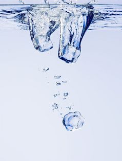 冰多维数据集下降清晰的水与泡沫