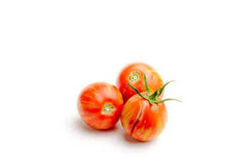 三个多汁的红色的斑马西红柿孤立的白色背景