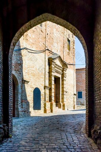 砖拱二次入口saludecio小中世纪的小镇的montefeltro的艾米利亚罗马涅大区地区之间的里米尼和任教的通过教堂出现的背景
