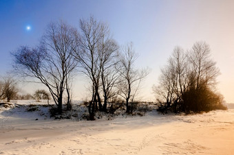 日落与明星的天空的冻第聂伯河河覆盖雪冬天