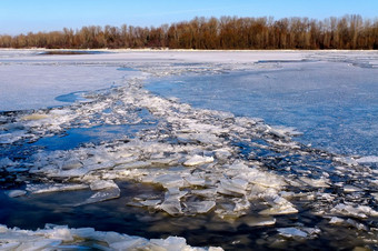 的第聂伯河河基辅完全冻块冰到处都是