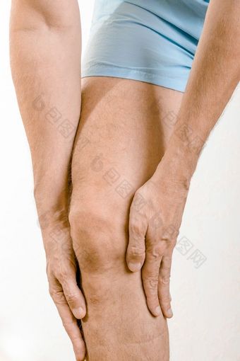 运动员男人。按摩痛苦的比目鱼肌和腓肠肌肌肉下的膝盖后体育运动事故可以肌肉肌肉肌肉伸长