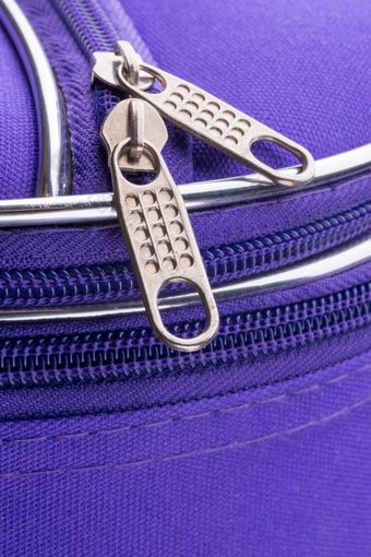 宏拉链显示的拉选项卡和的链紫罗兰色的手提箱准备好了为<strong>安全假期</strong>旅行