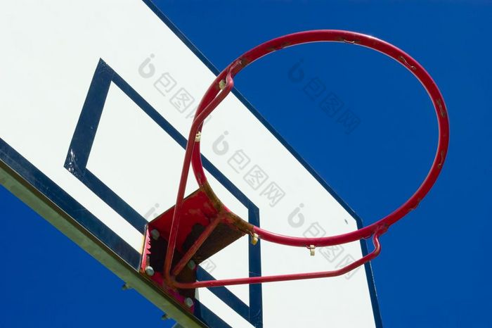 元素的篮球游戏与蓝色的天空
