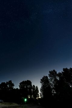 布满星星的晚上在的树附近的城市基辅乌克兰的乳白色的道路出现的天空