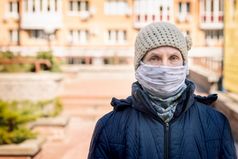 可怜的上了年纪的女人穿自制的面具保护自己从病毒这样的冠状病毒也已知的新冠病毒“非典”和步态她城市环境
