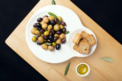 腌制橄榄时尚板美味的地中海食物西班牙语习惯