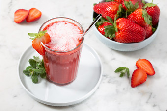 甜蜜的新鲜的<strong>草莓汁</strong>大理石表格健康的食物