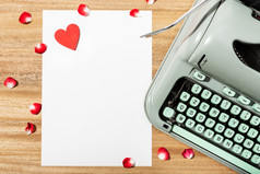 爱信桌子上与空白纸复古的打字机和红色的心爱概念