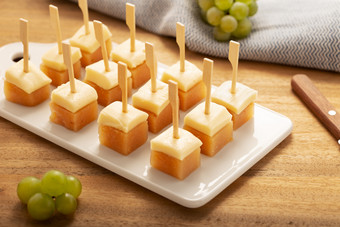 奶酪与果冻榅桲托盘典型的西班牙语开胃菜零食习惯pintxo从西班牙