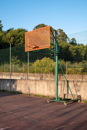户外<strong>篮球</strong>希望与蓝色的天空和树的背景城市<strong>篮球</strong>法院复制空间