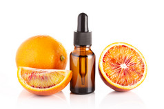 血橙色至关重要的石油孤立的白色背景血橙色石油为皮肤哪柑橘类石油