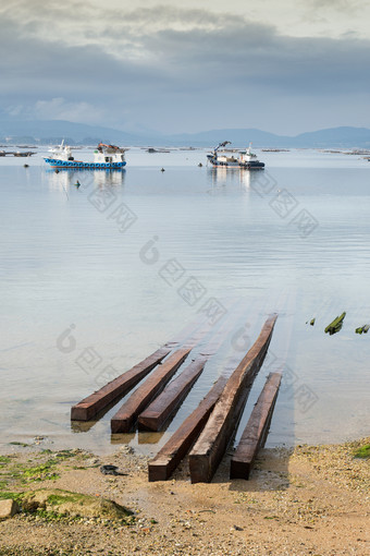 海景观加利西亚海岸<strong>贻贝</strong>船和<strong>贻贝</strong>床上森林笑低加利西亚西班牙