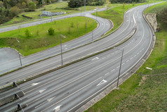 许多道路视图从以上与车辆基础设施路工程概念