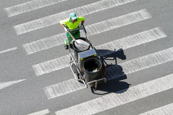 街清洁工推车人行横道公共清洁概念