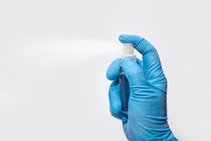 手保护手套喷涂酒精清洁剂消毒卫生概念冠状病毒爆发白色背景复制空间