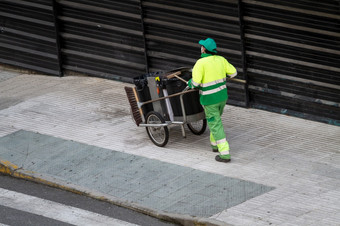 街清洁工推车人行道上城市清洁概念