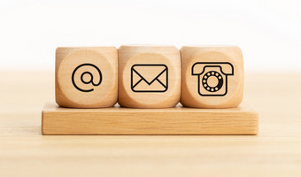 联系概念木块与电子邮件邮件和电话图标网站页面联系电子邮件市场营销