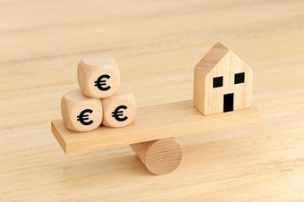 首页购买概念木玩具房子和木说与欧元象征文本跷跷板