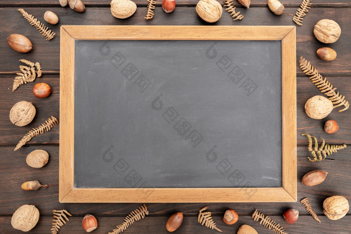 空白黑板上乡村木表格与秋天装饰模拟模板秋天背景前视图