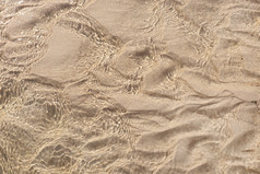 沙子水下背景纹理清晰的涟漪海波和白色沙子前视图