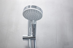 淋浴头灰色的microcement墙现代浴室