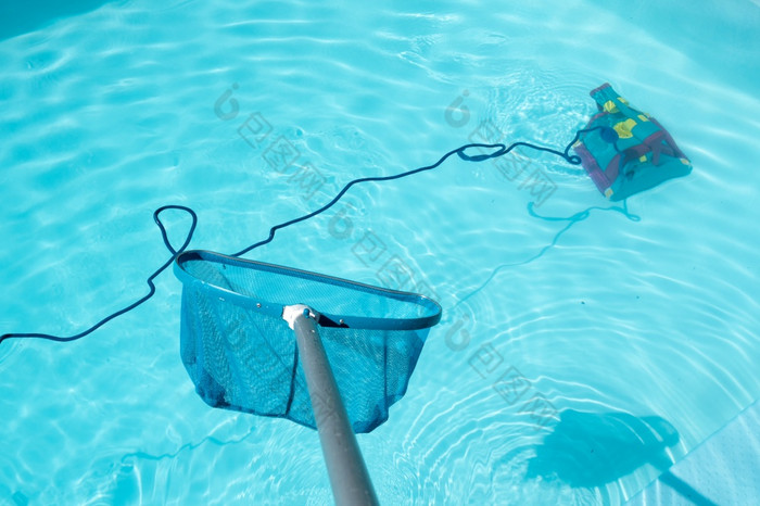 游泳池清洁与池除油船和水下清洁机器人