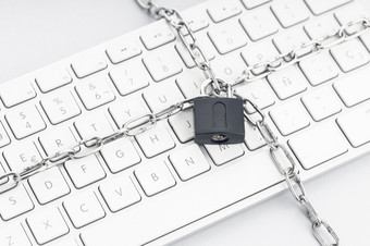 电脑安全概念链和挂锁键盘网络安全概念