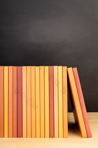 集团橙色书木表格<strong>货</strong>架上和黑板上背景复制空间