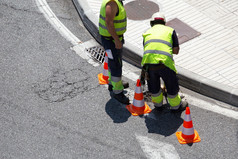 工人修复沥青路城市铺平道路维护